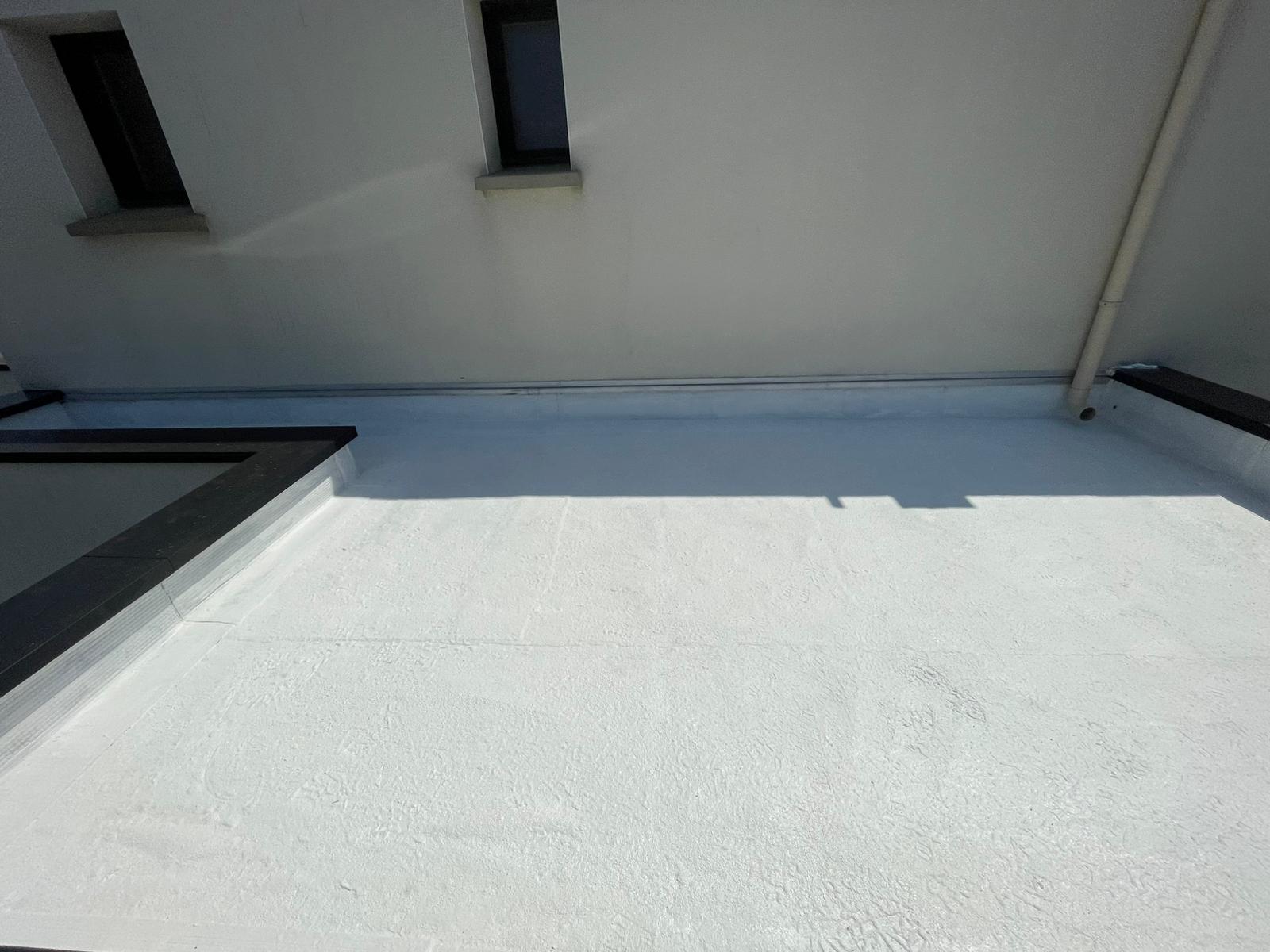 Toiture-terrasse traitée en cool roof par BRH en Bretagne.