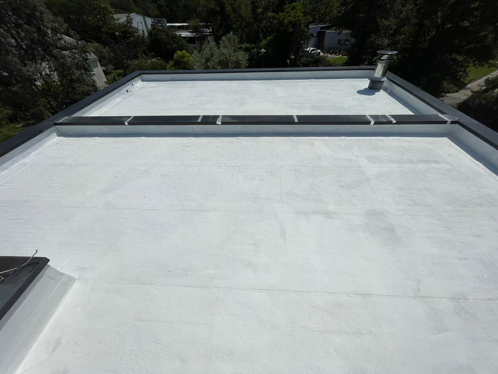 Toiture-terrasse fraîchement traitée en cool roof, finition claire.