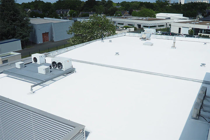 Toiture-terrasse commerciale traitée en cool roof à Vannes, avec groupes froids.